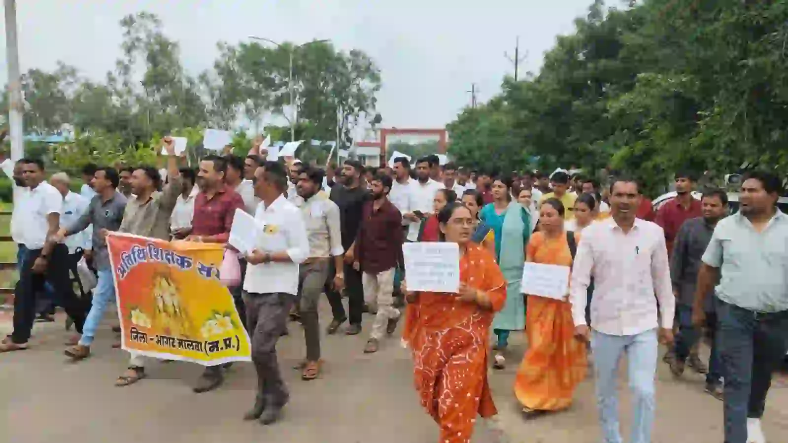 The guest teachers submitted a memorandum