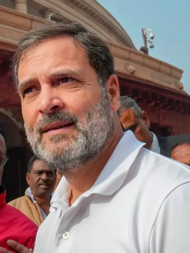 राहुल गांधी ने संसद में दिखाई नरवणे की किताब मकर द्वार पर हुआ बड़ा बवाल