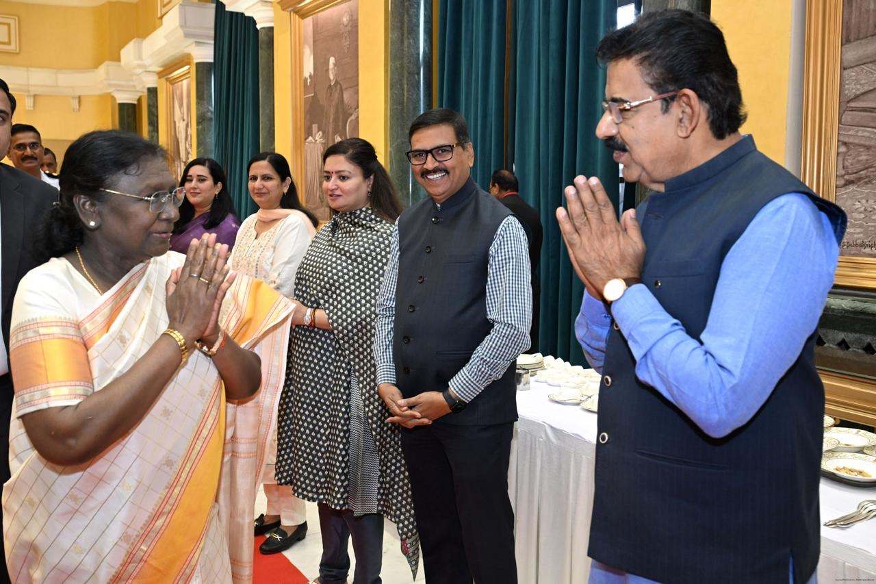 आज हम आपको एक ऐसी दिलचस्प खबर बता रहे हैं जिसने इंदौर के लोगों का दिल खुश कर दिया है। देश के सबसे प्रतिष्ठित स्थान राष्ट्रपति भवन में जब इंदौर का मशहूर पोहा नाश्ते के मेन्यू में दिखाई दिया तो यह केवल एक डिश नहीं बल्कि पूरे शहर की पहचान बनकर सामने आया। इंदौर के सांसद Shankar Lalwani भी इस खास पल के गवाह बने और उन्होंने इसे शहर के लिए गर्व का क्षण बताया। राष्ट्रपति भवन में आयोजित हुआ खास ब्रेकफास्ट कार्यक्रम शुक्रवार को राष्ट्रपति भवन में एक विशेष ब्रेकफास्ट कार्यक्रम आयोजित किया गया था। इस कार्यक्रम में देश के अलग अलग हिस्सों से चुनिंदा सांसदों को आमंत्रित किया गया था। इस आयोजन का उद्देश्य सांसदों और राष्ट्रपति के बीच एक अनौपचारिक संवाद स्थापित करना था ताकि जनप्रतिनिधि अपने अनुभव और विचार साझा कर सकें। इस कार्यक्रम में शामिल होने का अवसर इंदौर के सांसद Shankar Lalwani को भी मिला। उन्होंने राष्ट्रपति Droupadi Murmu के साथ नाश्ता किया और उनसे मुलाकात की। सांसद लालवानी ने बताया कि यह उनके लिए बेहद सम्मान और गर्व की बात थी क्योंकि देश के सर्वोच्च संवैधानिक पद पर आसीन व्यक्ति के साथ समय बिताने का मौका हर किसी को नहीं मिलता। मेन्यू में इंदौर का पोहा देखकर खुश हुए सांसद कार्यक्रम के दौरान जब सांसद Shankar Lalwani की नजर नाश्ते के मेन्यू पर गई तो उन्होंने उसमें इंदौर का प्रसिद्ध पोहा देखा। अपने शहर की इस लोकप्रिय डिश को देखकर वे काफी खुश नजर आए। उन्होंने कहा कि राष्ट्रपति भवन जैसे प्रतिष्ठित स्थान पर इंदौर के पोहे का शामिल होना पूरे शहर के लिए गर्व की बात है। इंदौर का पोहा केवल एक नाश्ता नहीं बल्कि शहर की पहचान बन चुका है। यह मध्यप्रदेश की खाद्य संस्कृति को भी दर्शाता है। इंदौर में सुबह की शुरुआत अक्सर पोहे और जलेबी के साथ होती है और यही स्वाद अब देश के सबसे बड़े संवैधानिक भवन तक पहुंच चुका है। यह पल इंदौर के लिए खास इसलिए भी है क्योंकि यहां की स्थानीय पहचान को राष्ट्रीय स्तर पर सम्मान मिला। अन्य सांसदों ने भी पसंद किया इंदौरी पोहा इस खास ब्रेकफास्ट कार्यक्रम में मौजूद अन्य सांसदों ने भी इंदौर के पोहे का स्वाद लिया। कई सांसदों ने इस डिश की तारीफ की और कहा कि इसका स्वाद बेहद हल्का और अलग पहचान वाला है। इंदौरी पोहा पहले से ही देशभर में मशहूर है लेकिन जब इसे राष्ट्रपति भवन के मेन्यू में जगह मिली तो इसकी चर्चा और भी बढ़ गई। सांसदों के बीच भी इस डिश को लेकर उत्साह देखा गया और कई लोगों ने इसकी खास रेसिपी के बारे में भी पूछा। राष्ट्रपति द्रौपदी मुर्मू से मुलाकात को बताया सम्मान सांसद Shankar Lalwani ने राष्ट्रपति Droupadi Murmu से मुलाकात को अपने जीवन का सम्मानजनक क्षण बताया। उन्होंने कहा कि राष्ट्रपति का व्यक्तित्व बेहद विनम्र और प्रेरणादायक है। उन्होंने बताया कि राष्ट्रपति के साथ बातचीत के दौरान कई विषयों पर चर्चा हुई। राष्ट्रपति की सादगी और शालीनता से सभी सांसद प्रभावित हुए। सांसद लालवानी ने कहा कि ऐसे कार्यक्रम जनप्रतिनिधियों को देश के सर्वोच्च पद पर बैठे व्यक्ति से सीधे संवाद का अवसर देते हैं और यह अनुभव हमेशा यादगार बन जाता है। स्वच्छता को लेकर इंदौर की भी हुई चर्चा इस मुलाकात के दौरान इंदौर की स्वच्छता को लेकर भी चर्चा हुई। सांसद Shankar Lalwani ने बताया कि राष्ट्रपति ने उनसे कहा कि वे भारत के सबसे स्वच्छ शहर से आते हैं। इंदौर लगातार कई वर्षों से स्वच्छता सर्वेक्षण में पहला स्थान हासिल करता रहा है। राष्ट्रपति द्वारा इस उपलब्धि का उल्लेख किया जाना इंदौर के नागरिकों और प्रशासन के लिए गर्व की बात है। यह शहर की सामूहिक मेहनत और जागरूकता का परिणाम है जिसने इंदौर को देश का सबसे स्वच्छ शहर बना दिया है। सांसद Shankar Lalwani ने राष्ट्रपति का जताया आभार सांसद Shankar Lalwani ने इस विशेष अवसर के लिए राष्ट्रपति Droupadi Murmu का आभार व्यक्त किया। उन्होंने कहा कि राष्ट्रपति भवन में बिताया गया समय उनके लिए बेहद खास और यादगार रहा। उन्होंने यह भी कहा कि इस तरह के आयोजन सांसदों को एक दूसरे के साथ विचार साझा करने का अवसर देते हैं और साथ ही देश के सर्वोच्च संवैधानिक पद से जुड़े व्यक्ति से सीधा संवाद स्थापित करने का मौका भी मिलता है। यह अनुभव हर जनप्रतिनिधि के लिए प्रेरणादायक होता है। निष्कर्ष राष्ट्रपति भवन में आयोजित इस ब्रेकफास्ट कार्यक्रम ने इंदौर को एक बार फिर राष्ट्रीय स्तर पर चर्चा में ला दिया। मेन्यू में इंदौर का पोहा शामिल होना यह दर्शाता है कि देश के अलग अलग शहरों की सांस्कृतिक पहचान और स्वाद को भी सम्मान दिया जा रहा है। सांसद Shankar Lalwani के लिए यह केवल एक कार्यक्रम नहीं बल्कि अपने शहर की पहचान को राष्ट्रीय मंच पर देखने का गर्व भरा पल था।