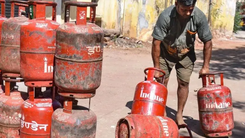 गैस कीमतें 3 डॉलर से ऊपर रहेंगी, आम लोगों पर बढ़ेगा महंगाई का बोझ