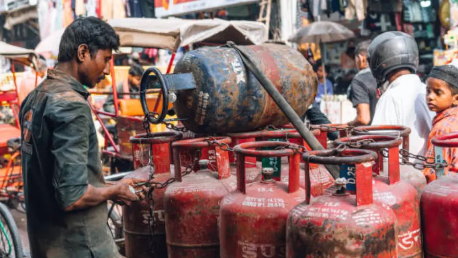 रेलवे में बड़ा बदलाव, LPG की जगह PNG अपनाने का फैसला, वजह चौंकाएगी