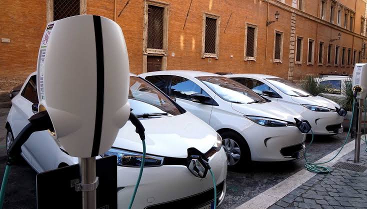 यूरोप EV बिक्री उछाल: पेट्रोल महंगा, लोग तेजी से इलेक्ट्रिक कार की ओर