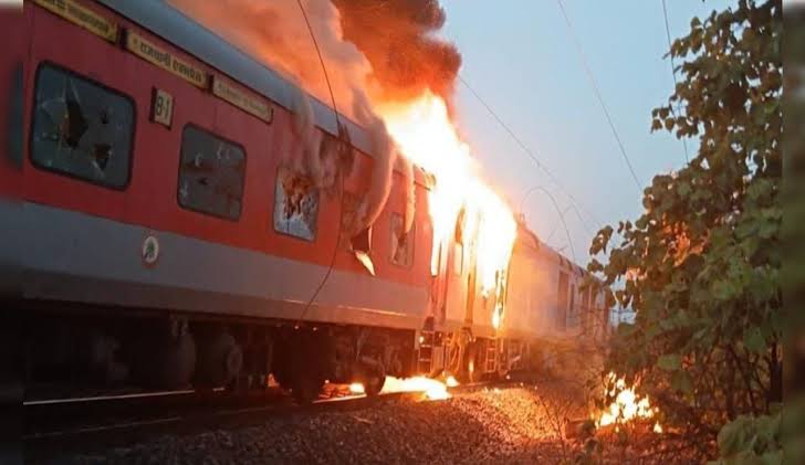 राजधानी एक्सप्रेस में भीषण आग लगते ही मचा हड़कंप, 68 यात्रियों को समय रहते बचाया गया