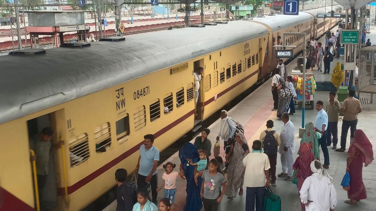 Bhuj-Delhi Express Train शुरू होते ही खुश हुए यात्री, अब सीधे दिल्ली पहुंचेगा कच्छ का सीमावर्ती इलाका